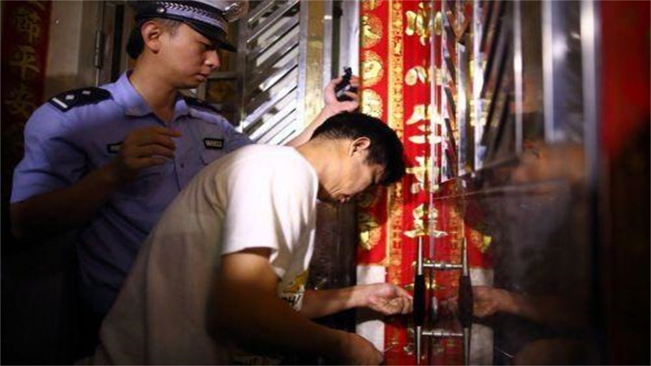 新马场乡请开锁师傅开了锁后，师傅